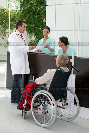 Medical procedure for elderly invalid. Стоковое фото, агентство Ingram Publishing / Фотобанк Лори