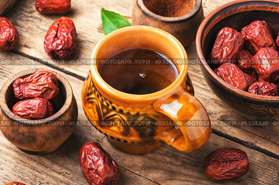 Medicinal tea from unabi or jujube.Herbal medicine.Chinese traditional medicine.. Healing tea from ziziphus. Стоковое фото, агентство Ingram Publishing / Фотобанк Лори