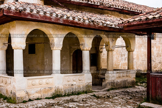 Medieval house in the famous ancient city-fortress of Chufut-Kale ("Jewish Fortress" in Turkish) built in 5th - 6th century in the Crimean Mountains (2019 год). Стоковое фото, фотограф Сергей Фролов / Фотобанк Лори