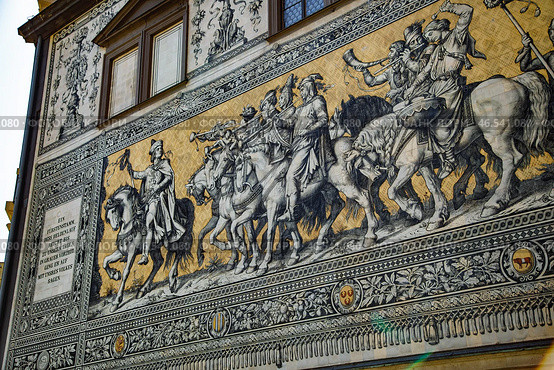 Medieval procession of knights and musicians on horseback, furstenzug mural in dresden (2018 год). Стоковое фото, фотограф Юрий Поздников / Фотобанк Лори