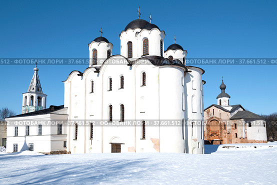Medieval St. Nicholas (Nikolo-Dvorishchensky) Cathedral on a sunny March day. Veliky Novgorod, Russia (2022 год). Стоковое фото, фотограф Виктор Карасев / Фотобанк Лори