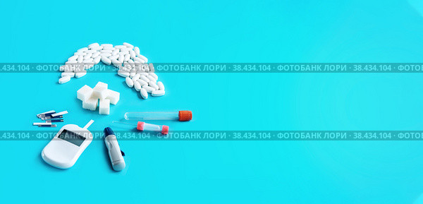 Медицина, диабет, гликемия, здравоохранение и концепция людей - крупный план ланцета, глюкометра и тест-полосок на синем фоне.. Баннер Всемирного дня борьбы с диабетом. Стоковое фото, фотограф Оксана Медведева / Фотобанк Лори