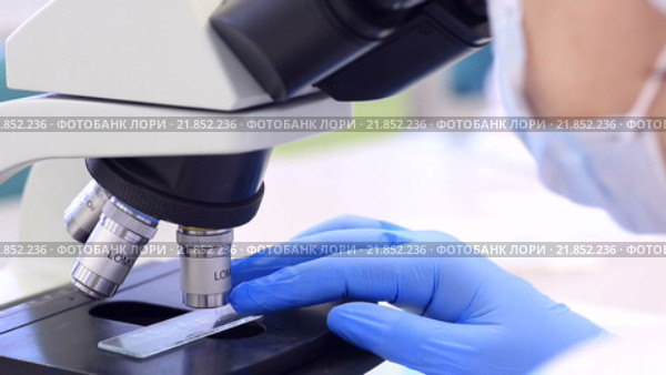 Медицинский микроскоп для клинической лабораторной диагностики и клинической морфологии. Стоковое видео, видеограф Юлия Машкова / Фотобанк Лори