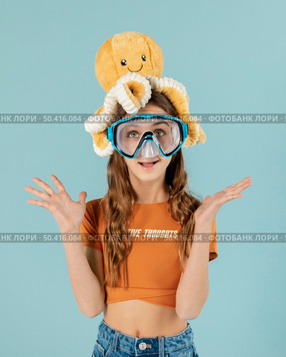 medium shot girl posing with goggles. Стоковое фото, агентство Ingram Publishing / Фотобанк Лори