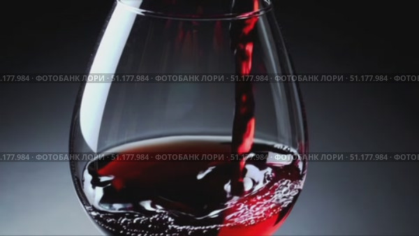 Medium shot of a tulip wine glass from a lower angle; the pour lands visibly on the surface, creating ripples and a fine foam ring. 4K MP4, no people. Стоковое AI-видео, аниматор Владислав Войтов / Фотобанк Лори