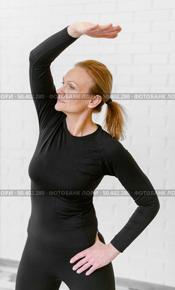 medium shot woman training inside. Стоковое фото, агентство Ingram Publishing / Фотобанк Лори
