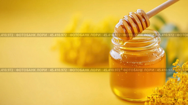 Медовик с банкой на желтом фоне для дизайна продуктов питания и здорового образа жизни. Стоковое AI-изображение, AI-художник ФотоИнтеллект / Фотобанк Лори