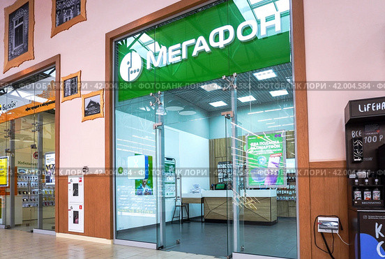 Megafon Store selling digital appliances, smartphones, mobile phones (2023 год). Редакционное фото, фотограф FotograFF / Фотобанк Лори