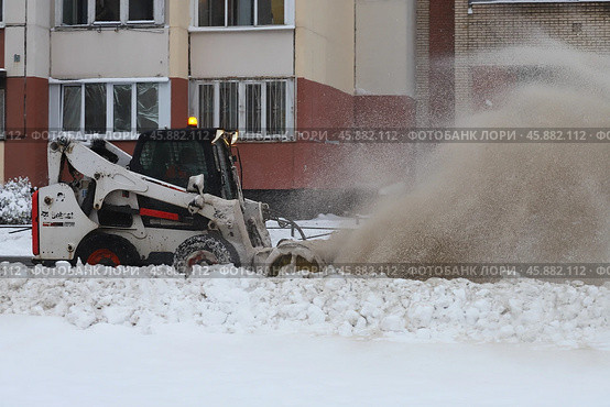 Механизированная уборка снега на городской улице. Стоковое фото, фотограф Сергей Шелагин / Фотобанк Лори
