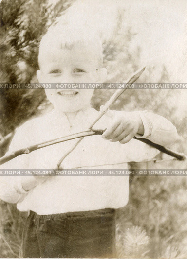 Меленький мальчик с игрушечным луком и стрелой в руках. 1960-е годы. Стоковое фото, фотограф Retro / Фотобанк Лори