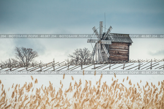 Мельница на острове Кижи. Зима. Облачный день. Редакционное фото, фотограф Сергей Цепек / Фотобанк Лори