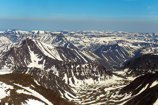 Melting glaciers and snowfields in the mountains. Mountain river valley. Стоковое фото, фотограф Евгений Ткачёв / Фотобанк Лори