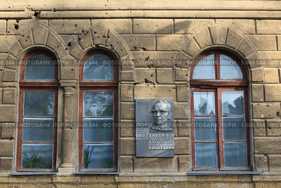 Мемориальная доска Фёдору Бартеневу в Евпатории (2012 год). Редакционное фото, фотограф Free Wind / Фотобанк Лори