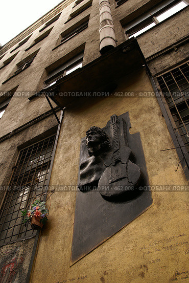 Мемориальный барельеф и фрагмент дома (2008 год). Редакционное фото, фотограф Самохвалов Артем / Фотобанк Лори