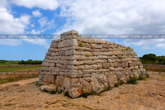 Menorca Ciutadella Naveta des Tudons megalithic chamber tomb In Balearic islands (2013 год). Стоковое фото, фотограф Tono Balaguer / Ingram Publishing / Фотобанк Лори