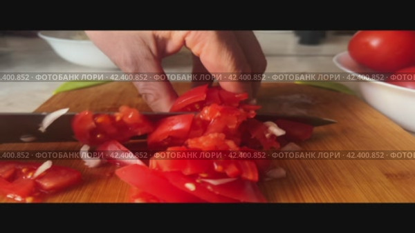 Men's hands chop a red tomato on a wooden board. Home cooking. Close-up shooting. Стоковое видео, видеограф Ярославский Максим / Фотобанк Лори