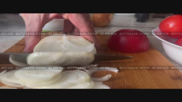 Men's hands chop onions on a wooden board. Close-up shooting. Стоковое видео, видеограф Ярославский Максим / Фотобанк Лори