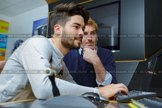 mentor and young man working together. Стоковое фото, агентство Ingram Publishing / Фотобанк Лори