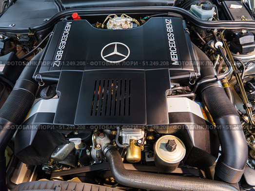 Mercedes-Benz 500 SL (1990) Engine Compartment Close-Up View (2024 год). Редакционное фото, фотограф Sergakoff / Фотобанк Лори