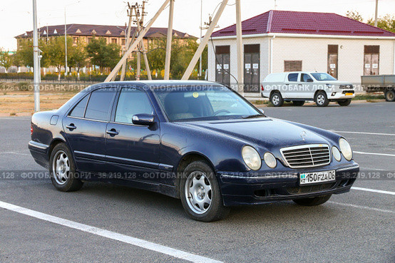 Mercedes-Benz E-class (2022 год). Редакционное фото, фотограф Art Konovalov / Фотобанк Лори