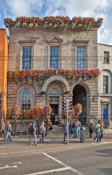 Merchant's Arch Bar & Restaurant. Набережная реки Лиффи - Aston Quay. Дублин. Ирландия (2019 год). Редакционное фото, фотограф Сергей Афанасьев / Фотобанк Лори