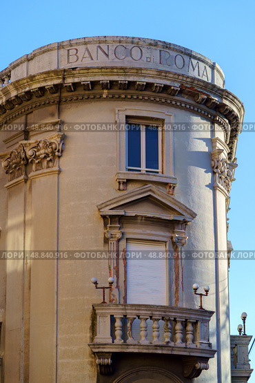 Messina, Italy - Nov 5 2018, vertical view of the semicircular corner of the facade of the Banco di Roma building, the Bank of Rome, at daytime, Messina, Italy. Редакционное фото, фотограф Сергей Богомяко / Фотобанк Лори