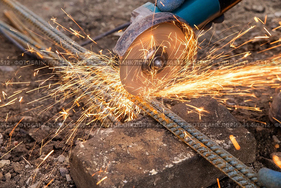 Metal cutting with a handheld machine with a cutting disc. Стоковое фото, фотограф Дмитрий Кобзев / Фотобанк Лори