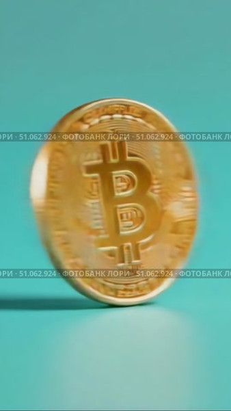 Металлическая монета криптовалюты биткоин сверкает и вращается на зеленом фоне. Редакционное AI-видео, аниматор Sergei Gorin / Фотобанк Лори
