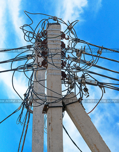 Металлическая опора высоковольтной линии электропередачи. Electric tower high voltage post. Стоковое фото, фотограф Татьяна Д / Фотобанк Лори