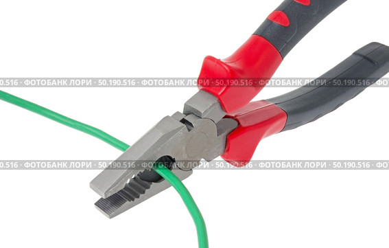 Металлические кусачки режут кабель на белом фоне. Metal nippers is cutting red cable on white background. Стоковое фото, фотограф Татьяна Д / Фотобанк Лори