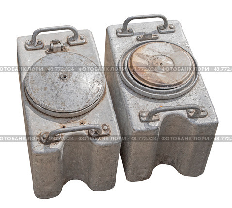 Металлические пищевые бачки от полевой кухни на белом фоне.  Metal food cans from a field kitchen on a white background. Стоковое фото, фотограф Татьяна Д / Фотобанк Лори