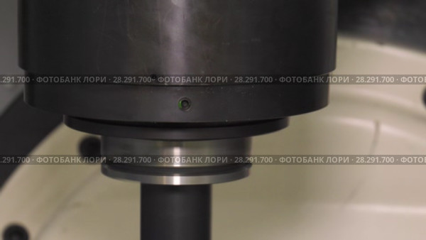 Металлообрабатывающий станок - подвижный портал и работающий резец. 2 плана. Machining center - movable portal and workink cutter. 2 shots. Стоковое видео, видеограф Евгений Романов / Фотобанк Лори