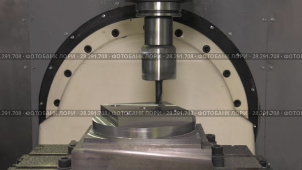 Металлообрабатывающий станок - подвижный портал, процесс сверления. 2 плана. Machining center - movable portal, boring in progress. 2 shots. Стоковое видео, видеограф Евгений Романов / Фотобанк Лори