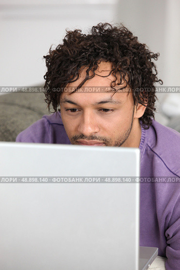 Metis man using laptop at home. Стоковое фото, агентство Ingram Publishing / Фотобанк Лори