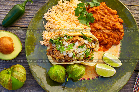 Mexican carnitas tacos with salsa and Mexico food ingredients. Стоковое фото, агентство Ingram Publishing / Фотобанк Лори