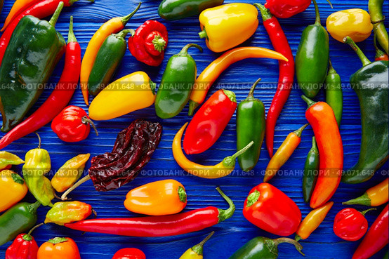 Mexican hot chili peppers colorful mix habanero poblano serrano jalapeno sweet. Стоковое фото, агентство Ingram Publishing / Фотобанк Лори