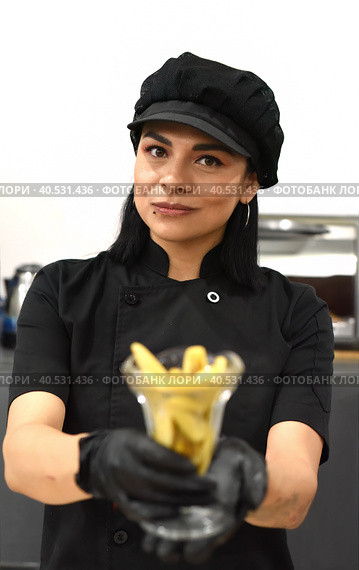 Mexican woman serving santa fe (caramelized banana with whisky) in mexican cafe (2022 год). Стоковое фото, фотограф Татьяна Терехина / Фотобанк Лори