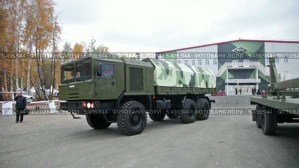 Международная выставка вооружения, военной техники и боеприпасов RAE-2013, г. Нижний Тагил. Военный грузовик VOLAT производства Минского завода колесных тягачей (2014 год). Редакционное видео, видеограф Игорь Долгов / Фотобанк Лори