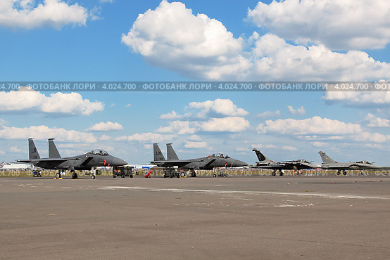 Международный авиационно-космический салон МАКС-2011. Самолет McDonnell Douglas F-15 Eagle и Дассо «Рафаль» Редакционное фото, фотограф Игорь Долгов / Фотобанк Лори