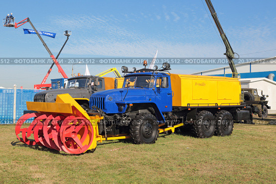 Международный авиационно-космический салон МАКС-2015. Роторная снегоуборочная машина на базе грузовика Урал. Редакционное фото, фотограф Игорь Долгов / Фотобанк Лори