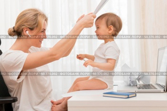mid shot mother playing peek boo with baby. Стоковое фото, агентство Ingram Publishing / Фотобанк Лори