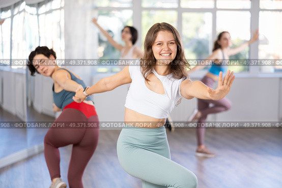 Middle-aged woman and girl are dancing vigorous pair dance in couple. Стоковое фото, фотограф Яков Филимонов / Фотобанк Лори