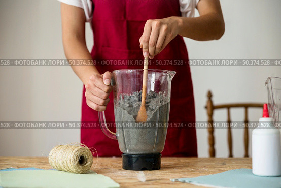 midsection view woman s hand stirring paper pulp blender. Стоковое фото, агентство Ingram Publishing / Фотобанк Лори