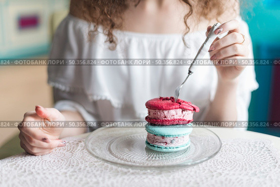 midsection woman eating ice cream sandwich with fork. Стоковое фото, агентство Ingram Publishing / Фотобанк Лори