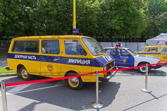 Микроавтобус РАФ-2203 в цветовой схеме патрульного автомобиля ГАИ. Городской фестиваль старой автомобильной техники на Воробьевых горах, Москва. (2023 год). Редакционное фото, фотограф Сергей Рыбин / Фотобанк Лори