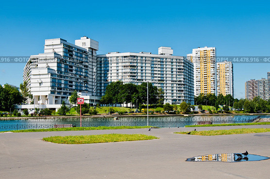 Микрорайон Северное Чертаново. Летнее утро. Москва. Россия (2024 год). Редакционное фото, фотограф E. O. / Фотобанк Лори