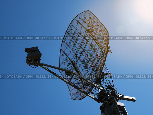 Military directional antenna on a blue sky background. Стоковое фото, фотограф Саблин Станислав / Фотобанк Лори