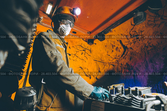 miner underground mining gold. Стоковое фото, фотограф Mark Agnor / Фотобанк Лори
