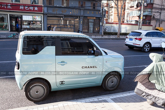 Мини электрокар Geely Panda Mini на улице Пекина, Китай (2024 год). Редакционное фото, фотограф Кекяляйнен Андрей / Фотобанк Лори