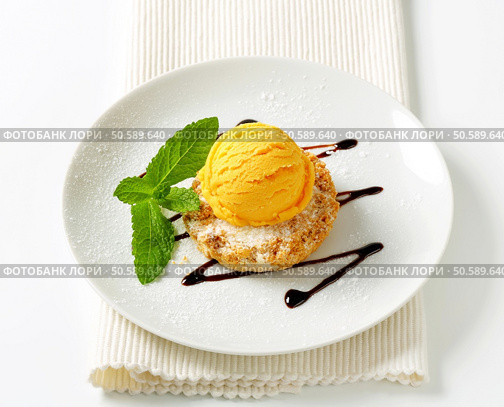 Mini Sbrisolona cookie with scoop of yellow ice cream. Стоковое фото, агентство Ingram Publishing / Фотобанк Лори